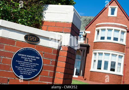 Eine blaue Plakette an der ehemalige Entertainer George Formby in Lytham St Annes vorgestellt wurde, Lancashire. George Formby lebte im Haus, beryldene nach seiner Frau, für fast zehn Jahre bis zu seinem Tod im Jahr 1961 benannt. Mitglieder der George Formby society bei der Enthüllung auf den inneren Promenade in Fairhaven durchgeführt am 17. August 2012 Stockfoto