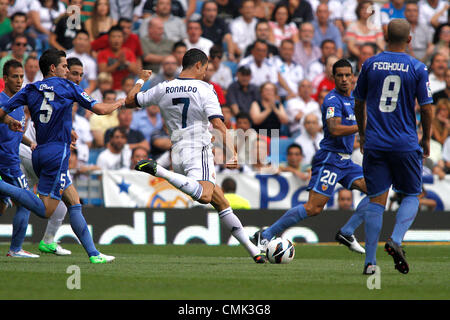 19.08.2012 - Spanien-Fußball, La Liga / Spieltag 1 - Real Madrid vs. Valencia CF - Cristiano Ronaldo schießt den Ball gegen mehrere Verteidigung Stockfoto