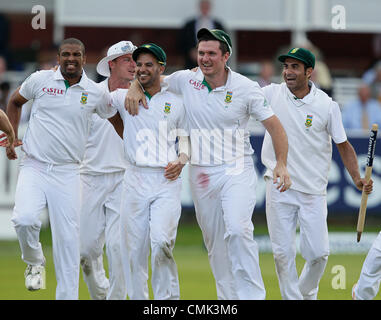 20.08.2012 London, England. Die siegreichen südafrikanischen Kapitän Graeme Smith ist umgeben von seinem Team Gratulant nach Kallis nahm den Fang, der entlassen Steven Finn &amp; England Innings Südafrika geben der Serie am Ende des Tages fünf des dritten Tests zwischen England und Südafrika von Lords eingewickelt. South Arica gewann den Test und gewann die Serie mit 2: 0. Stockfoto