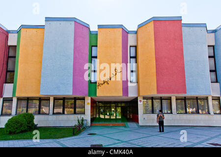 19. August 2012 eröffnet Medzilaborce, Slowakei, Europa - The Andy Warhol Museum of Modern Art, im Jahr 1991, die viele Kunstwerke und Wirkungen von Andy Warhol und seinem Bruder Paul und seinem Neffen James Warhola enthält. Warhols Mutter Julia Warhola war geboren und lebte mit ihrem Mann in das Dorf Miková, 17 km westlich. Andy Warhol (6. August 1928 – 22. Februar 1987) war ein US-amerikanischer Künstler, der eine führende Persönlichkeit in der bildenden Kunst-Bewegung bekannt als Pop-Art war. Stockfoto