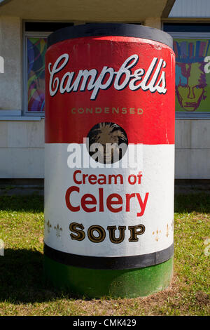 19. August 2012 eröffnet Medzilaborce, Slowakei, Europa - Campbells Soup Denkmal in der Nähe von The Andy Warhol Museum of Modern Art, im Jahr 1991, die viele Kunstwerke und Wirkungen von Andy Warhol und seinem Bruder Paul und seinem Neffen James Warhola enthält. Warhols Mutter Julia Warhola war geboren und lebte mit ihrem Mann in das Dorf Miková, 17 km westlich. Andy Warhol (6. August 1928 – 22. Februar 1987) war ein US-amerikanischer Künstler, der eine führende Persönlichkeit in der bildenden Kunst-Bewegung bekannt als Pop-Art war. Stockfoto