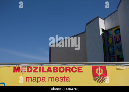 19. August 2012 eröffnet Medzilaborce, Slowakei, Europa - The Andy Warhol Museum of Modern Art, im Jahr 1991, die viele Kunstwerke und Wirkungen von Andy Warhol und seinem Bruder Paul und seinem Neffen James Warhola enthält. Warhols Mutter Julia Warhola war geboren und lebte mit ihrem Mann in das Dorf Miková, 17 km westlich. Andy Warhol (6. August 1928 – 22. Februar 1987) war ein US-amerikanischer Künstler, der eine führende Persönlichkeit in der bildenden Kunst-Bewegung bekannt als Pop-Art war. Stockfoto