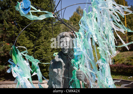 19. August 2012 eröffnet Medzilaborce, Slowakei, Europa - Statue von Andy Warhol in der Frontseite das Andy Warhol Museum of Modern Art, im Jahr 1991, die viele Kunstwerke und Wirkungen von Andy Warhol und seinem Bruder Paul und seinem Neffen James Warhola enthält. Warhols Mutter Julia Warhola war geboren und lebte mit ihrem Mann in das Dorf Miková, 17 km westlich. Andy Warhol (6. August 1928 – 22. Februar 1987) war ein US-amerikanischer Künstler, der eine führende Persönlichkeit in der bildenden Kunst-Bewegung bekannt als Pop-Art war. John Warhola (31. Mai 1925 – 24. Dezember 2010) wurde sein jüngerer Bruder. Stockfoto