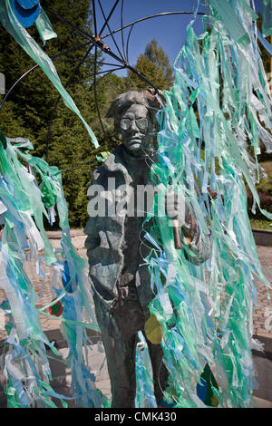 19. August 2012 eröffnet Medzilaborce, Slowakei, Europa - Statue von Andy Warhol in der Frontseite das Andy Warhol Museum of Modern Art, im Jahr 1991, die viele Kunstwerke und Wirkungen von Andy Warhol und seinem Bruder Paul und seinem Neffen James Warhola enthält. Warhols Mutter Julia Warhola war geboren und lebte mit ihrem Mann in das Dorf Miková, 17 km westlich. Andy Warhol (6. August 1928 – 22. Februar 1987) war ein US-amerikanischer Künstler, der eine führende Persönlichkeit in der bildenden Kunst-Bewegung bekannt als Pop-Art war. John Warhola (31. Mai 1925 – 24. Dezember 2010) wurde sein jüngerer Bruder. Stockfoto