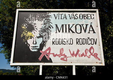 19. August 2012 Miková, Slowakei, Europa - ein Schild auf dem Weg zum Miková - die uralten Dorf des amerikanischen Künstlers Andy Warhol (richtiger Name Andrej Varchola) deren Eltern Arbeiterklasse ruthenischen Auswanderer aus Mikó (jetzt genannt Miková), wurden im heutigen nordöstlichen Slowakei gelegen.  Die Gemeinde hat eine Bevölkerung von etwa 158 Menschen jetzt. Andy Warhol (6. August 1928 – 22. Februar 1987) war ein US-amerikanischer Künstler, der eine führende Persönlichkeit in der bildenden Kunst-Bewegung bekannt als Pop-Art war. Stockfoto