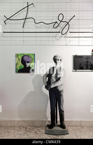 19. August 2012 eröffnet Medzilaborce, Slowakei, Europa - Inside Of The Andy Warhol Museum of Modern Art, im Jahr 1991, die viele Kunstwerke und Wirkungen von Andy Warhol und seinem Bruder Paul und seinem Neffen James Warhola enthält. Warhols Mutter Julia Warhola war geboren und lebte mit ihrem Mann in das Dorf Miková, 17 km westlich. Andy Warhol (6. August 1928 – 22. Februar 1987) war ein US-amerikanischer Künstler, der eine führende Persönlichkeit in der bildenden Kunst-Bewegung bekannt als Pop-Art war. Stockfoto