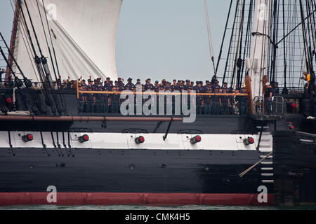 Militärische Reenactors in der Uniform eines US-Marines aus dem Krieg von 1812 und Gegenwart Marine Männer an Bord anlässlich des Tages der USS Constitution besiegte die britische Fregatte HMS Guerriere und den Spitznamen "Old Ironsides." Stockfoto