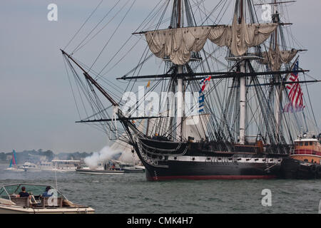 Anlässlich des Tages der USS Verfassung besiegte die britische Fregatte HMS Guerriere und den Spitznamen "Old Ironsides" während des Krieges von 1812, nimmt sie eine Festschrift Segel durch Boston Harbor, Halt an Castle Island 21 Salutschüsse in Richtung Fort Independence ausgelöst. Stockfoto