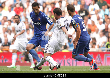 19.08.2012 - Spanien-Fußball, La Liga / Spieltag 1 - Real Madrid vs. Valencia CF - Xabi Alonso dribbelt Jonas von Valencia Cf Stockfoto