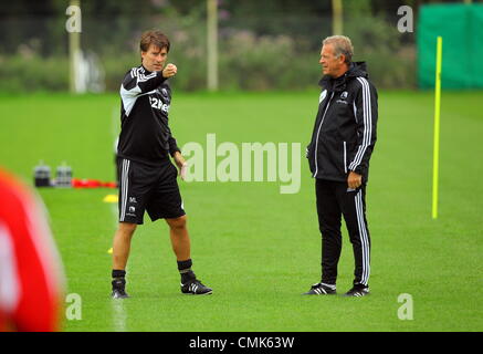 L-r: Manager Michael Laudrup mit Assistent Alan Curtis abgebildet. Dienstag, 21. August 2012 Re: Barclays Premier League Seite Swansea City Football Club Training bei Llandarcy, South Wales, UK. Bildnachweis: D Legakis / Alamy Live News Stockfoto