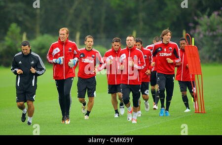 Im Bild L-r: Coach Ryland Morgans, Gerhard Tremmel, Andrea Orlandi, Angel Rangel, Stephen Dobbie, Federico Bessone, Michu und Jonathan de Guzman Aufwärmen. Dienstag, 21. August 2012 Re: Barclays Premier League Seite Swansea City Football Club Training bei Llandarcy, South Wales, UK. Stockfoto