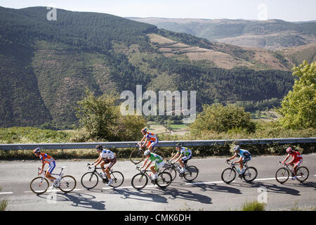 21. August 2012. Ezcaray, La Rioja, Spanien. Fahrer, 10km vor dem Ziel der vierten Etappe der Vuelta de España zu jagen. Bildnachweis: James Sturcke / Alamy Live News Stockfoto