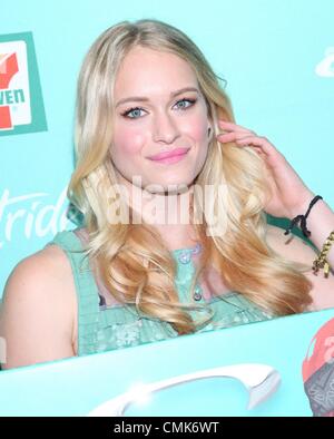 21. August 2012. Leven Rambin anwesend für neue Stride Mintacular Kaugummi Geschmack starten, 7-Eleven Store, New York, NY 21. August 2012. Foto von: Andres Otero/Everett Collection / Alamy Live News Stockfoto