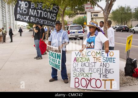 21. August 2012 - Phoenix, Arizona, USA - Demonstranten Streikposten der US-Bundesgericht in Phoenix. Eine Handvoll Demonstranten wartete außerhalb der Sandra Day O'Connor Courthouse in Phoenix Mittwoch, während Anwälte aus der American Civil Liberties Union (ACLU) und Mexican American Legal Defense und Education Fund (MALDEF) mit den Anwälten von Maricopa County und Bundesstaat Arizona über die Verfassungsmäßigkeit des Abschnitt 2 b des SB 1070, Arizonas hartes anti-Immigrant Gesetz kämpfte. Die meisten des Gesetzes wurde niedergestreckt vom Obersten Gerichtshof im Juni, aber die Richter lassen Sie Abschnitt 2 b steht eine weitere Überprüfung stehen. Th Stockfoto