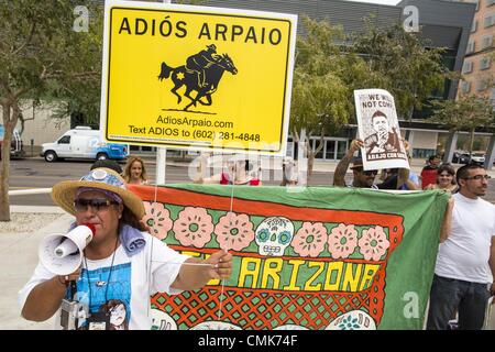 21. August 2012 - Phoenix, Arizona, USA - Demonstranten Streikposten der US-Bundesgericht in Phoenix. Eine Handvoll Demonstranten wartete außerhalb der Sandra Day O'Connor Courthouse in Phoenix Mittwoch, während Anwälte aus der American Civil Liberties Union (ACLU) und Mexican American Legal Defense und Education Fund (MALDEF) mit den Anwälten von Maricopa County und Bundesstaat Arizona über die Verfassungsmäßigkeit des Abschnitt 2 b des SB 1070, Arizonas hartes anti-Immigrant Gesetz kämpfte. Die meisten des Gesetzes wurde niedergestreckt vom Obersten Gerichtshof im Juni, aber die Richter lassen Sie Abschnitt 2 b steht eine weitere Überprüfung stehen. Th Stockfoto