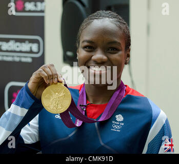 22. August 2012. Goldmedaillen-Gewinner Nicola Adams besucht das Merrion Zentrum Leeds Leeds öffentlich zu zeigen, ihre Goldmedaille von der London 2012 Olympische Damen-Boxen fliegen - Gewicht Kategorie Stockfoto