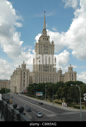 26. Juni 2007 - ist Moskau, Russland - stalinistische Architektur (Stalin Empire-Stil oder Stalins Neo-Renaissance), auch bezeichnet als Stalinist gotische oder sozialistischen Klassizismus, eine Bezeichnung für Architektur der Sowjetunion unter der Leitung von Joseph Stalin... Stalinistische Architektur ist verbunden mit der sozialistischen Realismus-Schule der Kunst und Architektur... Im Bild: Stalins Reich Stil Wolkenkratzer Gebäude von Hotel Ukraina (Ukraine) in Moskau. (Kredit-Bild: © PhotoXpress/ZUMAPRESS.com) Stockfoto