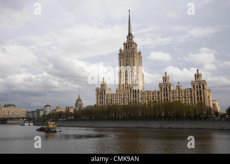 3. April 2008 - ist MOS, Moskau, Russland - stalinistische Architektur (Stalin Empire-Stil oder Stalins Neo-Renaissance), auch bezeichnet als Stalinist gotische oder sozialistischen Klassizismus, eine Bezeichnung für Architektur der Sowjetunion unter der Leitung von Joseph Stalin... Stalinistische Architektur ist verbunden mit der sozialistischen Realismus-Schule der Kunst und Architektur... Im Bild: Stalins Reich Stil Wolkenkratzer Gebäude von Hotel Ukraina (Ukraine) in Moskau. (Kredit-Bild: © Kristina Sazonova/PhotoXpress/ZUMAPRESS.com) Stockfoto