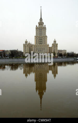 21. April 2005 - ist Moskau, Russland - stalinistische Architektur (Stalin Empire-Stil oder Stalins Neo-Renaissance), auch bezeichnet als Stalinist gotische oder sozialistischen Klassizismus, eine Bezeichnung für Architektur der Sowjetunion unter der Leitung von Joseph Stalin... Stalinistische Architektur ist verbunden mit der sozialistischen Realismus-Schule der Kunst und Architektur... Im Bild: Stalins Reich Stil Wolkenkratzer Gebäude von Hotel Ukraina (Ukraine) in Moskau. (Kredit-Bild: © PhotoXpress/ZUMAPRESS.com) Stockfoto