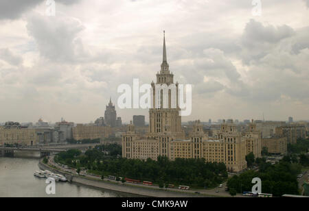 8. Juni 2006 - ist Moskau, Russland - stalinistische Architektur (Stalin Empire-Stil oder Stalins Neo-Renaissance), auch bezeichnet als Stalinist gotische oder sozialistischen Klassizismus, eine Bezeichnung für Architektur der Sowjetunion unter der Leitung von Joseph Stalin... Stalinistische Architektur ist verbunden mit der sozialistischen Realismus-Schule der Kunst und Architektur... Im Bild: Stalins Reich Stil Wolkenkratzer Gebäude von Hotel Ukraina (Ukraine) in Moskau. (Kredit-Bild: © PhotoXpress/ZUMAPRESS.com) Stockfoto