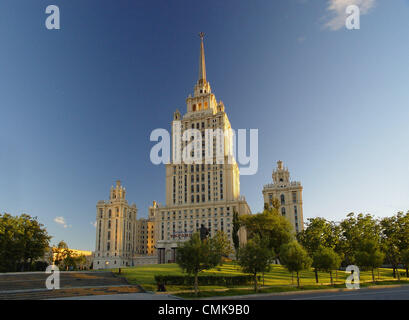 18. Juni 2004 - ist Moskau, Russland - stalinistische Architektur (Stalin Empire-Stil oder Stalins Neo-Renaissance), auch bezeichnet als Stalinist gotische oder sozialistischen Klassizismus, eine Bezeichnung für Architektur der Sowjetunion unter der Leitung von Joseph Stalin... Stalinistische Architektur ist verbunden mit der sozialistischen Realismus-Schule der Kunst und Architektur... Im Bild: Stalins Reich Stil Wolkenkratzer Gebäude von Hotel Ukraina (Ukraine) in Moskau. (Kredit-Bild: © PhotoXpress/ZUMAPRESS.com) Stockfoto