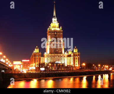 14. März 2004 - ist Moskau, Russland - stalinistische Architektur (Stalin Empire-Stil oder Stalins Neo-Renaissance), auch bezeichnet als Stalinist gotische oder sozialistischen Klassizismus, eine Bezeichnung für Architektur der Sowjetunion unter der Leitung von Joseph Stalin... Stalinistische Architektur ist verbunden mit der sozialistischen Realismus-Schule der Kunst und Architektur... Im Bild: Stalins Reich Stil Wolkenkratzer Gebäude von Hotel Ukraina (Ukraine) in Moskau. (Kredit-Bild: © PhotoXpress/ZUMAPRESS.com) Stockfoto