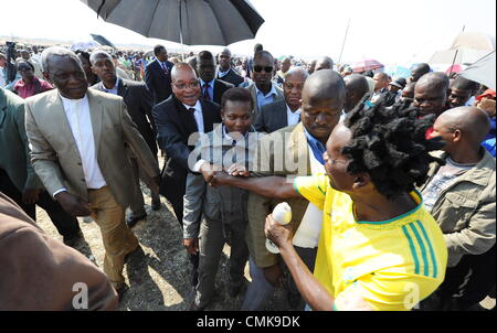 RUSTENBURG, Südafrika: Präsident Jacob Zuma und Minister Intelligence Siyabonga Cwele besuchen die Nkaneng informellen Siedlung am 22. August 2012 in Rustenburg, Südafrika nach dem Tod von 34 Bergleute zu gewaltsamen Zusammenstößen mit der Polizei. Zuma kam der Inter Ministerausschuss die Gewalt zu untersuchen. (Foto von Gallo Images / Foto24 / Felix Dlangamandla / Alamy Live News) Stockfoto