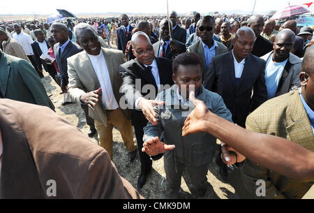 RUSTENBURG, Südafrika: Präsident Jacob Zuma und Minister Intelligence Siyabonga Cwele besuchen die Nkaneng informellen Siedlung am 22. August 2012 in Rustenburg, Südafrika nach dem Tod von 34 Bergleute zu gewaltsamen Zusammenstößen mit der Polizei. Zuma kam der Inter Ministerausschuss die Gewalt zu untersuchen. (Foto von Gallo Images / Foto24 / Felix Dlangamandla / Alamy Live News) Stockfoto