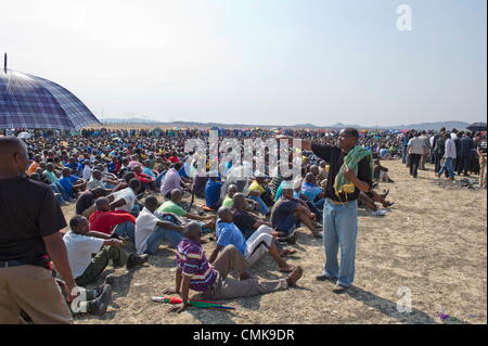 RUSTENBURG, Südafrika: Nkaneng Bewohner sammeln, wie Präsident Jacob Zuma am 22. August 2012 in Rustenburg, Südafrika, nach dem Tod von 34 Bergleute zu gewaltsamen Zusammenstößen mit der Polizei besucht. Zuma kam der Inter Ministerausschuss die Gewalt zu untersuchen. (Foto von Gallo Images / Foto24 / Craig Nieuwenhuizen / Alamy Live News) Stockfoto