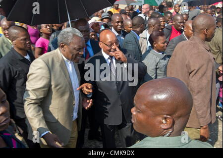 RUSTENBURG, Südafrika: Präsident Jacob Zuma mit Minister Intelligence Siyabonga Cwele als Präsident besucht die Nkaneng informellen Siedlung am 22. August 2012 in Rustenburg, Südafrika, nach dem Tod von 34 Bergleute zu gewaltsamen Zusammenstößen mit der Polizei. Zuma kam der Inter Ministerausschuss die Gewalt zu untersuchen. (Foto von Gallo Images / Foto24 / Craig Nieuwenhuizen / Alamy Live News) Stockfoto