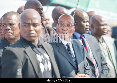 RUSTENBURG, Südafrika: Präsident Jacob Zuma besucht der Nkaneng informellen Siedlung am 22. August 2012 in Rustenburg, Südafrika, nach dem Tod von 34 Bergleute zu gewaltsamen Zusammenstößen mit der Polizei. Zuma kam der Inter Ministerausschuss die Gewalt zu untersuchen. (Foto von Gallo Images / Foto24 / Craig Nieuwenhuizen / Alamy Live News) Stockfoto