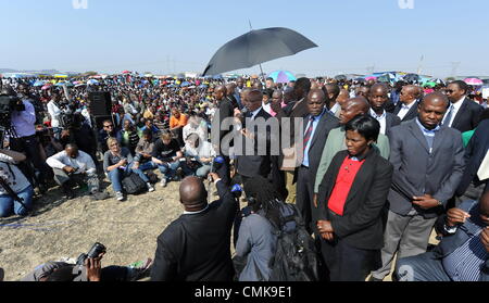 RUSTENBURG, Südafrika: Präsident Jacob Zuma besucht der Nkaneng informellen Siedlung am 22. August 2012 in Rustenburg, Südafrika, nach dem Tod von 34 Bergleute zu gewaltsamen Zusammenstößen mit der Polizei. Zuma kam der Inter Ministerausschuss die Gewalt zu untersuchen. (Foto von Gallo Images / Foto24 / Felix Dlangamandla / Alamy Live News) Stockfoto