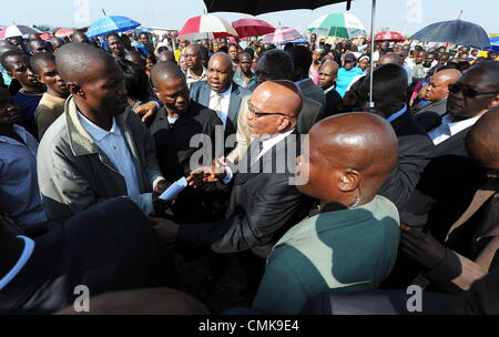 RUSTENBURG, Südafrika: Präsident Jacob Zuma besucht der Nkaneng informellen Siedlung am 22. August 2012 in Rustenburg, Südafrika, nach dem Tod von 34 Bergleute zu gewaltsamen Zusammenstößen mit der Polizei. Zuma kam der Inter Ministerausschuss die Gewalt zu untersuchen. (Foto von Gallo Images / Foto24 / Felix Dlangamandla / Alamy Live News) Stockfoto