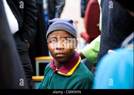 22. August 2012. VENTERSDORP, Südafrika: Patrick Ndlovu erscheint vor Gericht für die Urteilsverkündung am 22. August 2012 im Zusammenhang mit der Ermordung des AWB Leader Eugene Terre'blanche in Ventersdorp, Südafrika. Seine Co Beschuldigten Chris Mahlangu erhielt eine lebenslange Haftstrafe für seine Rolle in dem Mord, während Ndlovu eine Freiheitsstrafe von zwei Jahren ausgesetzt erhielt. (Foto von Gallo Images / Foto24 / Loanna Hoffman/Alamy Live News) Stockfoto