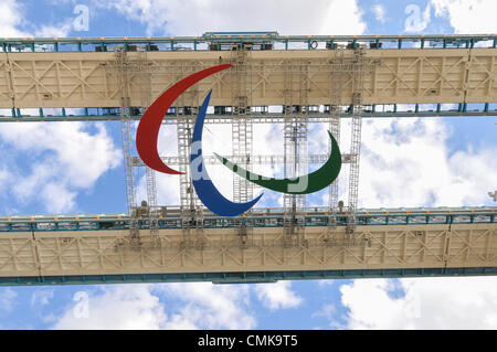 Tower Bridge, London, UK. 22. August 2012. Agitos, das offizielle Symbol der Paralympischen Spiele 2012 befindet sich auf der Tower Bridge in London vor Beginn der Paralympischen Spiele. Bildnachweis: Matthew Chattle / Alamy Live News Stockfoto