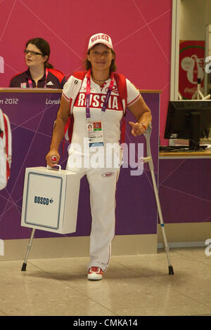 22. August 2012. London UK. Athleten aus dem russischen Paralympic Team starten am Flughafen Heathrow vor den Paralympics in London 2012 zu erreichen. Bildnachweis: Amer Ghazzal / Alamy Live News Stockfoto