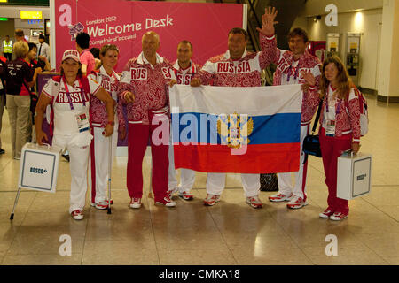 22. August 2012. London UK. Athleten aus dem russischen Paralympic Team starten am Flughafen Heathrow vor den Paralympics in London 2012 zu erreichen. Bildnachweis: Amer Ghazzal / Alamy Live News Stockfoto