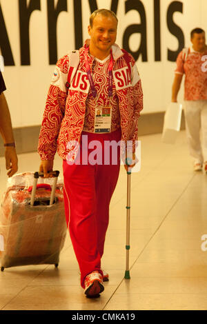 22. August 2012. London UK. Athleten aus dem russischen Paralympic Team starten am Flughafen Heathrow vor den Paralympics in London 2012 zu erreichen. Bildnachweis: Amer Ghazzal / Alamy Live News Stockfoto