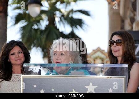 Valerie Bertinelli, Betty White, Jane Leeves bei der Induktion Zeremonie für Stern auf dem Hollywood Walk of Fame für Valerie Bertinelli, Hollywood Boulevard, Los Angeles, CA 22. August 2012. Foto von: Michael Germana/Everett Collection Stockfoto