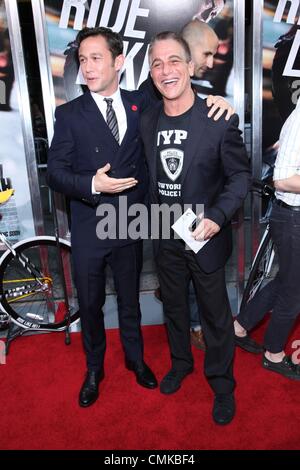 USA. Joseph Gordon-Levitt, Tony Danza im Ankunftsbereich für PREMIUM RUSH Premiere, Regal Union Square Stadion 14, New York, NY 22. August 2012. Foto von: Andres Otero/Everett Collection Stockfoto