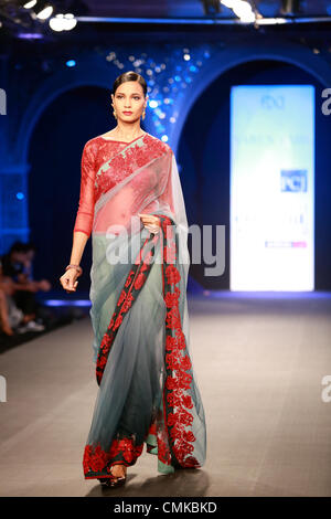 8. August 2012, New Delhi, Indien - Varun Bahl Schöpfung auf der Delhi-Couture-Woche 2012 Stockfoto