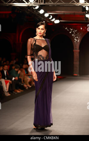 8. August 2012, New Delhi, Indien - Varun Bahl Schöpfung auf der Delhi-Couture-Woche 2012 Stockfoto