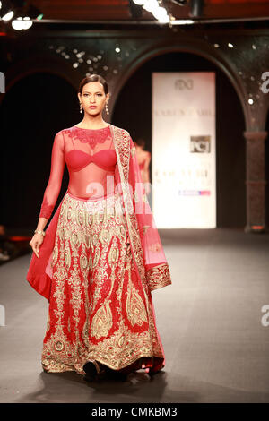 8. August 2012, New Delhi, Indien - Varun Bahl Schöpfung auf der Delhi-Couture-Woche 2012 Stockfoto