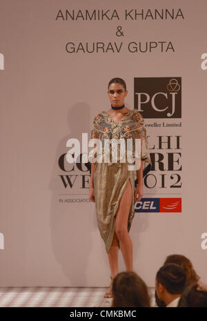 9. August 2012, New Delhi, Indien - Anamika Khanna Schöpfung auf der Delhi-Couture-Woche 2012 Stockfoto