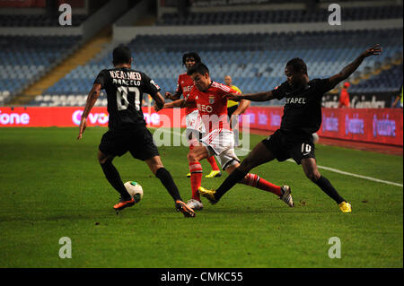 Argentinischen Mittelfeldspieler Nicolas Nico Gaitan von SL Benfica wetteifert um den Ball mit Academica Verteidiger Marcelo und Ivanildo während eines portugiesischen Liga Sagres-Fußballspiels Stockfoto