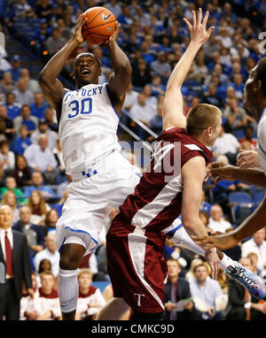 Lexington, KENTUCKY, USA. 1. November 2013. Kentucky Wildcats weiterleiten Julius Randle (30) stellen wie #1UK Transylvania auf Freitag, 1. November 2013 in Lexington, Kentucky Fotos von Mark Cornelison spielte in zwei seiner 16 Punkte über Joe Jennings, 44, | Personal © Lexington Herald-Leader/ZUMAPRESS.com/Alamy Live-Nachrichten Stockfoto