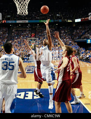 Lexington, KENTUCKY, USA. 1. November 2013. Kentucky Wildcats Guard James Young (1) trieb die Spur für einen Korb, wie #1Kentucky Transylvania 76-42 auf Freitag, 1. November 2013 in Lexington, Kentucky Fotos von Mark Cornelison besiegt | Personal © Lexington Herald-Leader/ZUMAPRESS.com/Alamy Live-Nachrichten Stockfoto