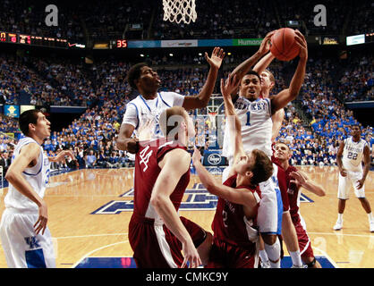 Lexington, KENTUCKY, USA. 1. November 2013. Kentucky Wildcats Guard James Young (1) zog eines seiner 5 Rebounds mit 9 Punkten gehen, wie #1Kentucky Transsylvanien 76-42 auf Freitag, 1. November 2013 in Lexington, Kentucky Fotos von Mark Cornelison besiegt | Personal © Lexington Herald-Leader/ZUMAPRESS.com/Alamy Live-Nachrichten Stockfoto