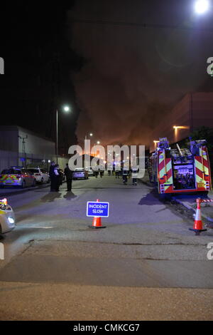 Dagenham, UK. 1. November 2013. Rund 120 Feuerwehrleute aus ganz London in Angriff nehmen einen Großbrand in einem Dagenham Scrapyard nur wenige Stunden vor Beginn ein landesweiten Streik von Fire Brigades Union genannt. Nach einer Pressemitteilung von London Fire Brigade, die erklärte, dass eine Rückrufaktion Pflicht gewesen auferlegten Feuer Besatzungen verließ die Szene kurz danach und begonnen Streiks bis 23:00 und zurück ins Feuer. Bildnachweis: HOT SHOTS/Alamy Live-Nachrichten Stockfoto