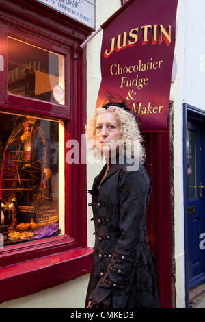 Whitby, Yorkshire, Großbritannien 2. Oktober 2013. Angela Robinson von Hull an Großbritanniens größte Goth & Alternative Wochenende. Whitby. Goten, Romantiker und makabren Fans reisten über die Mauren für das Whitby Gothic Wochenende, die ihre geistige Heimat geworden ist. Neben Goten gibt Steampunks, Emos, Biker, Metaller, Punks und allerlei seltsame und wunderbare Charaktere, die Halloween-Special wurde von Jo Hampshire 1994 gegründet, diese zweimal im Jahr stattfindenden Veranstaltung nun im Frühjahr und Spätherbst. Bildnachweis: Mar Photographics/Alamy Live-Nachrichten Stockfoto